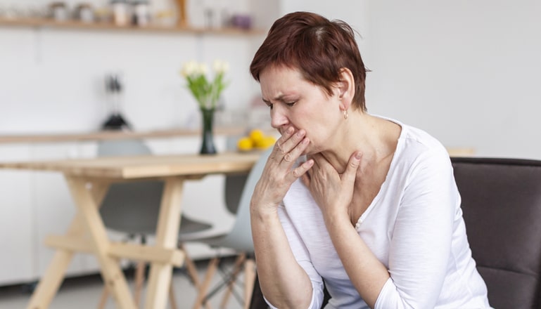 Wegen seltener Krankheit! Elise (25) muss beim Essen stehen