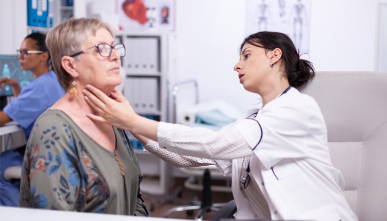 Anzeichen von Kehlkopfkrebs: Schluckbeschwerden untersuchen lassen
